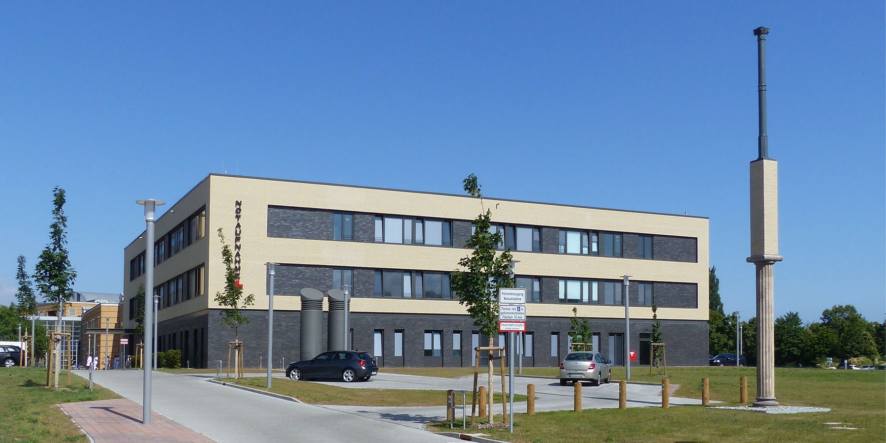 Kunst am Bau: 3 übereinanderstehende Säulen im Zugangsbereich zur Notaufnahme setzen ein Zeichen, wirken identitätsstiftend und wegweisend © 2019 Betrieb für Bau und Liegenschaften Mecklenburg-Vorpommern