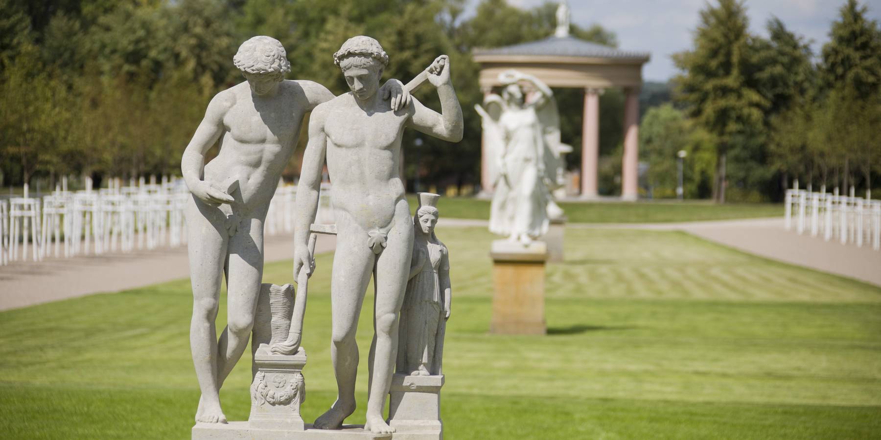 Denkmalgerecht restauriert. Der Schlossgarten ist für 7,4 Millionen Euro wieder erlebbar. Die feierliche Übergabe vom Finanzminister Reinhard Meyer an Neustrelitz  Bürgermeister Andreas Grund fand am 14. August 2019 statt. © 2019 Betrieb für Bau und Liegenschaften Mecklenburg-Vorpommern