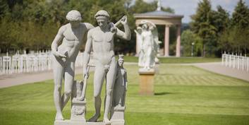 Denkmalgerecht restauriert. Der Schlossgarten ist für 7,4 Millionen Euro wieder erlebbar. Die feierliche Übergabe vom Finanzminister Reinhard Meyer an Neustrelitz  Bürgermeister Andreas Grund fand am 14. August 2019 statt. © 2019 Betrieb für Bau und Liegenschaften Mecklenburg-Vorpommern