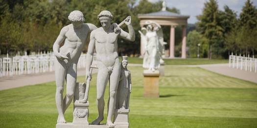 Denkmalgerecht restauriert. Der Schlossgarten ist für 7,4 Millionen Euro wieder erlebbar. Die feierliche Übergabe vom Finanzminister Reinhard Meyer an Neustrelitz  Bürgermeister Andreas Grund fand am 14. August 2019 statt. © 2019 Betrieb für Bau und Liegenschaften Mecklenburg-Vorpommern