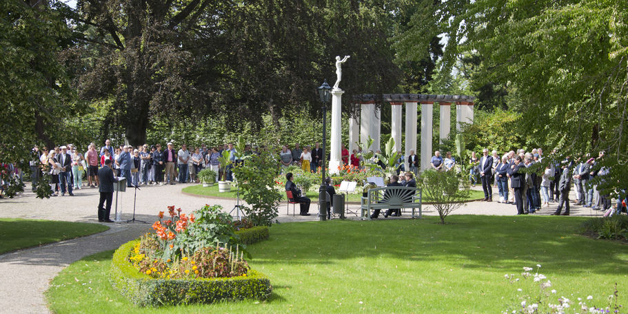 Herzlich willkommen! Ca. 200 Gäste folgten an diesem sonnigen Tag der Einladung zur feierlichen Übergabe des Schlossgartens Neustrelitz in den Orangeriegarten. © 2019 Betrieb für Bau und Liegenschaften Mecklenburg-Vorpommern