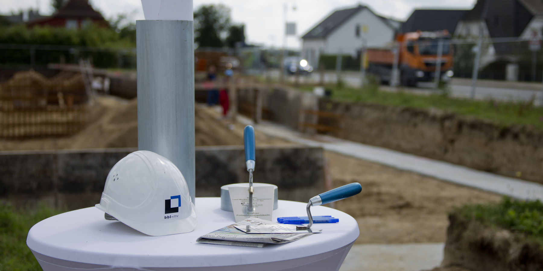 Tageszeitung, Urkunde und Maurerkelle liegen bereit - der Grundstein kann gefüllt und gelegt werden. © 2019 Betrieb für Bau und Liegenschaften Mecklenburg-Vorpommern