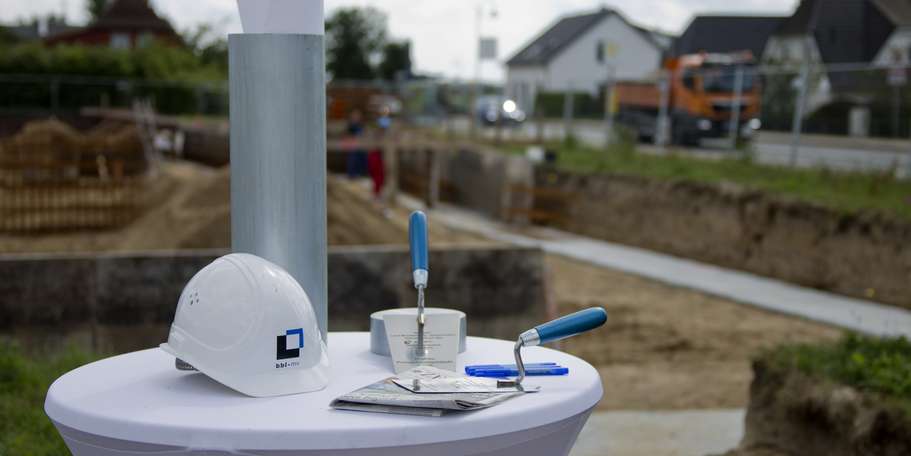 Tageszeitung, Urkunde und Maurerkelle liegen bereit - der Grundstein für das neue Polizeigebäude in Sanitz kann gefüllt und gelegt werden. Das SBL Schwerin war für das Bauprojekt bis Ende 2019 verantwortlich. © 2019 Betrieb für Bau und Liegenschaften Mecklenburg-Vorpommern