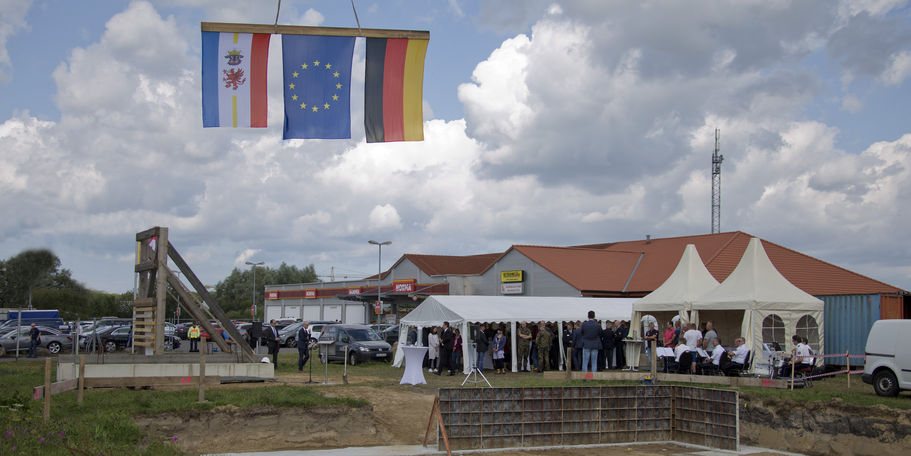 Für EU, Bund und Land - der BBL M-V errichtet Gebäude im Auftrag und mit Mittel aus den EU-Fördertöpfen, Bundes- und Landeshaushalt. © 2019 Betrieb für Bau und Liegenschaften Mecklenburg-Vorpommern