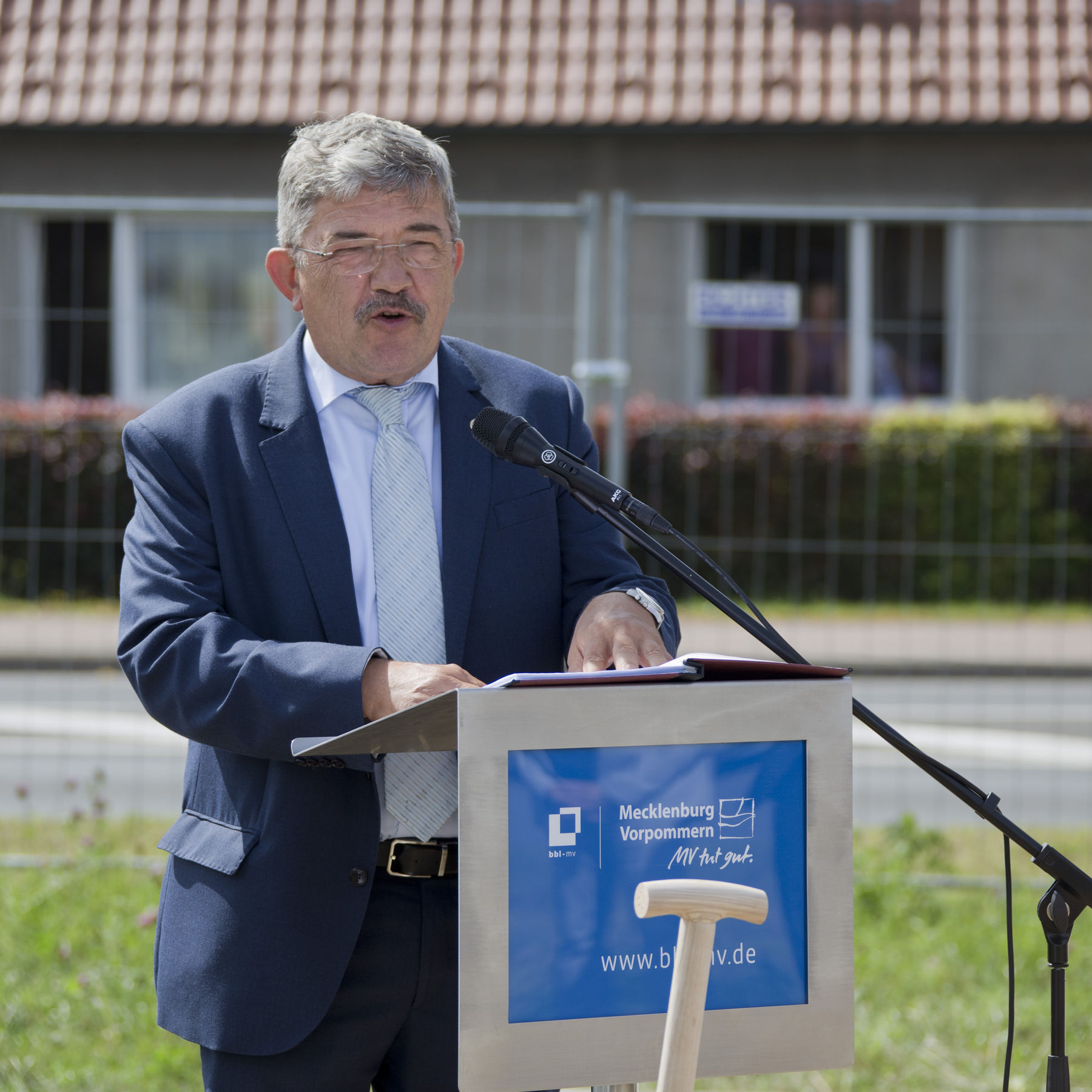 Minister für Inneres und Europa Lorenz Caffier sieht der Fertigstellung 2021 mit Freude entgegen. Dann verbessern sich die Arbeitsbedingungen für die Einsatzkräfte der Polizei in Sanitz erheblich. © 2019 Betrieb für Bau und Liegenschaften Mecklenburg-Vorpommern