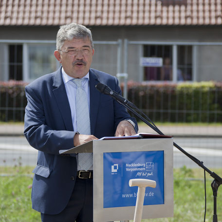 Minister für Inneres und Europa Lorenz Caffier sieht der Fertigstellung 2021 mit Freude entgegen. Dann verbessern sich die Arbeitsbedingungen für die Einsatzkräfte der Polizei in Sanitz erheblich. © 2019 Betrieb für Bau und Liegenschaften Mecklenburg-Vorpommern