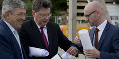 Finanzminister Reinhard Meyer (Mitte), Innenminister Lorenz Caffier (links) und Robert Klaus vom BBL M-V füllen den Grundstein mit Urkunde, Bauplänen, Tageszeitung und einem Satz Euro- und Centmünzen. © 2019 Betrieb für Bau und Liegenschaften Mecklenburg-Vorpommern