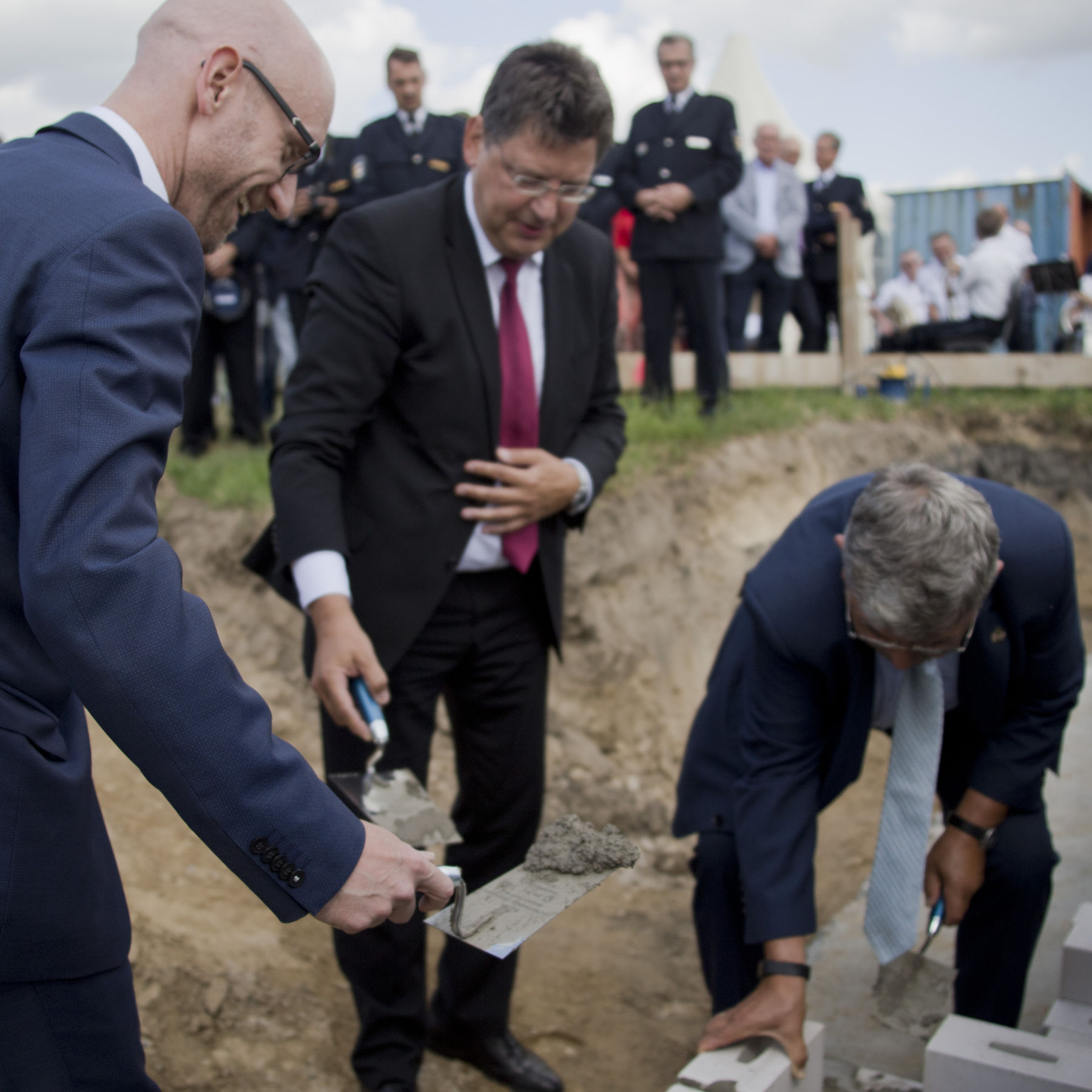 Die Kartusche mit der Zeitkapsel wird als Grundstein gelegt. © 2019 Betrieb für Bau und Liegenschaften Mecklenburg-Vorpommern