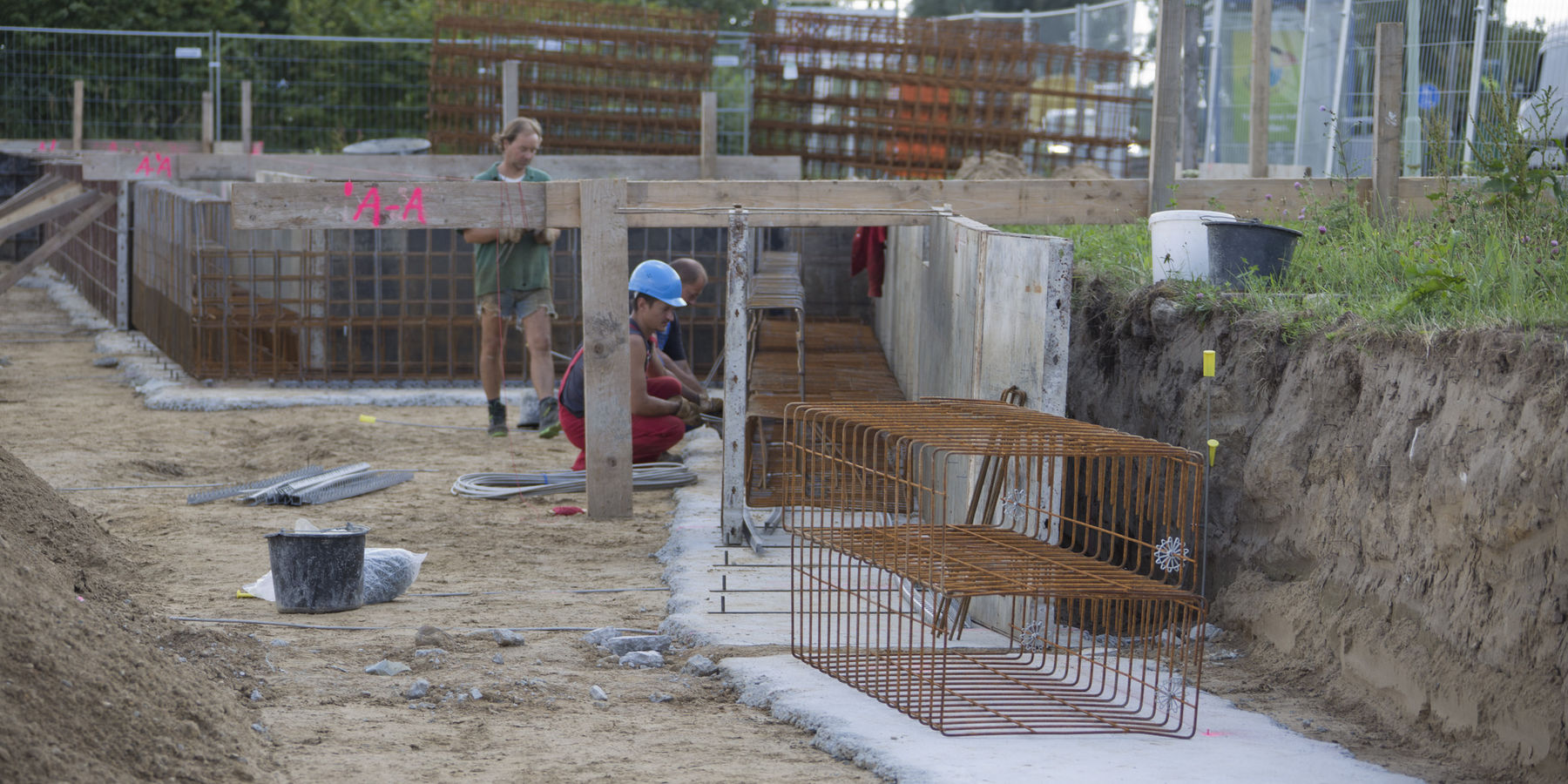 Auf dem Baufeld laufen im August 2019 bereits die Arbeiten am Streifenfundament - hier werden Schalung und Bewehrung gesetzt. © 2019 Betrieb für Bau und Liegenschaften Mecklenburg-Vorpommern