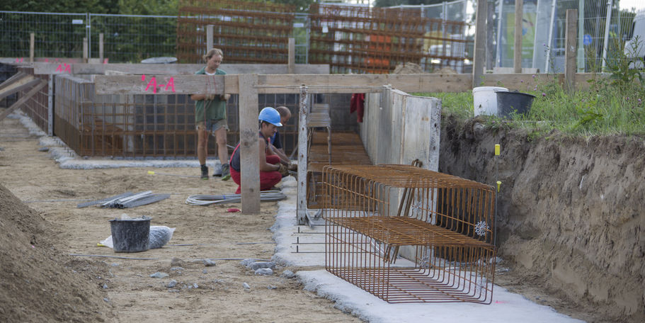 Auf dem Baufeld laufen im August 2019 bereits die Arbeiten am Streifenfundament - hier werden Schalung und Bewehrung gesetzt. © 2019 Betrieb für Bau und Liegenschaften Mecklenburg-Vorpommern