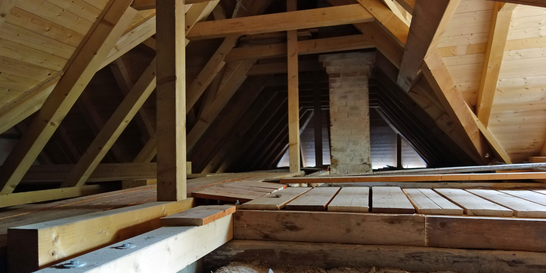 Im Spitzboden sind die Sanierungsarbeiten zwischenzeitlich abgeschlossen. © 2019 Betrieb für Bau und Liegenschaften Mecklenburg-Vorpommern