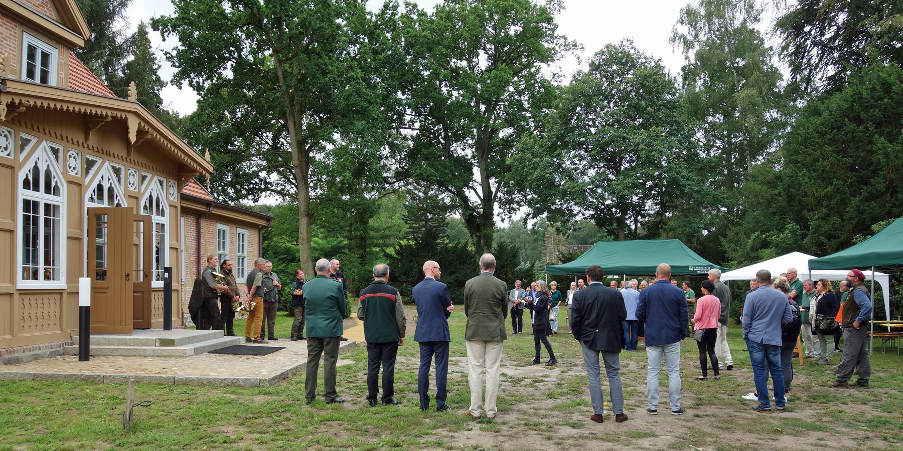 Die Architektin Frau Henze erläuterte die aufwendigen Sanierungsarbeiten am Forsthaus. © 2019 Betrieb für Bau und Liegenschaften Mecklenburg-Vorpommern