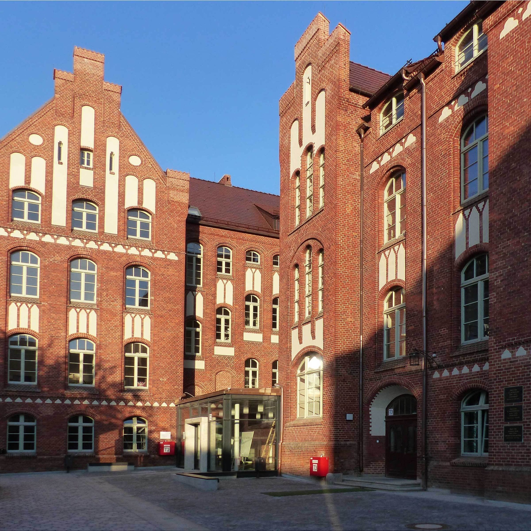 Südwestliche Hofansicht mit neuem Haupteingang © 2018 Betrieb für Bau und Liegenschaften Mecklenburg-Vorpommern