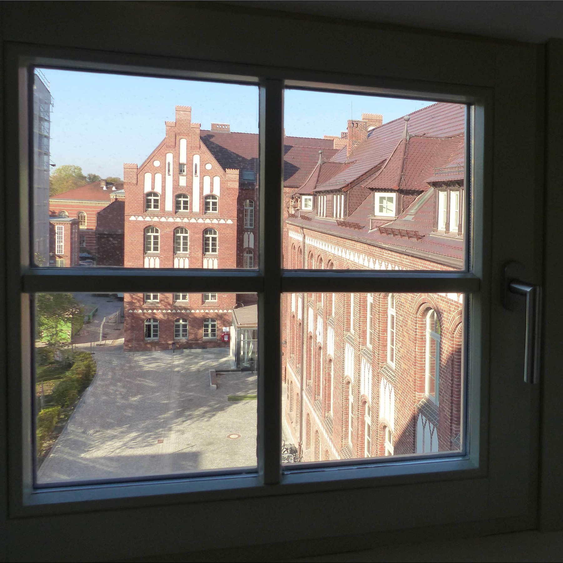 Blick vom Dachgeschoss des Ostflügels auf die langgestreckte südseitige Hoffassade © 2018 Betrieb für Bau und Liegenschaften Mecklenburg-Vorpommern