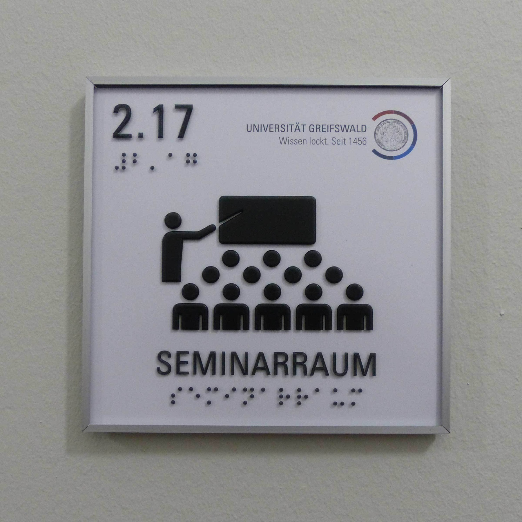 Alle öffentlich zugänglichen Räume sind mit taktiler Beschilderung ausgestattet. © 2018 Betrieb für Bau und Liegenschaften Mecklenburg-Vorpommern
