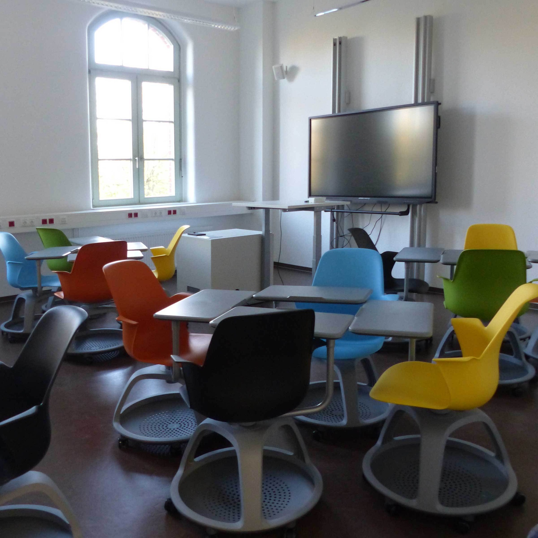 Blick in einen der zahlreichen Seminarräume: mobile Bestuhlung und Tische können den unterschiedlichsten Anforderungen entsprechend angeordnet werden. © 2018 Betrieb für Bau und Liegenschaften Mecklenburg-Vorpommern