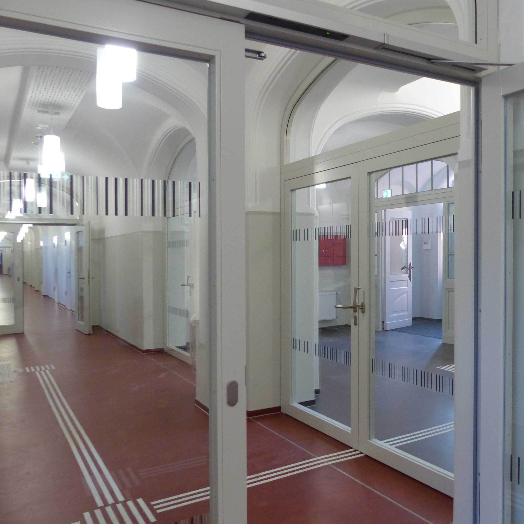 Blick in den Erdgeschoss-Flur mit taktiler Wegeführung © 2018 Betrieb für Bau und Liegenschaften Mecklenburg-Vorpommern