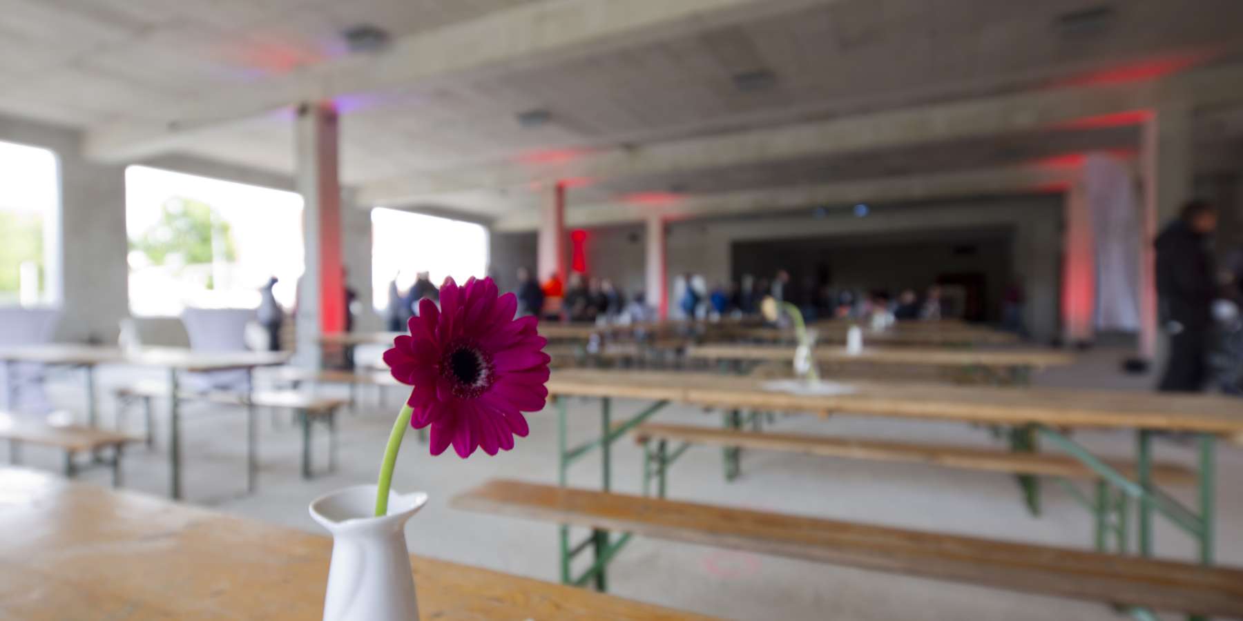 Im Rohbau des Neubaus Depots und Werkstätten in Schwerin bot der Bauherr BBL M-V im Sommer 2019 den Richtschmaus an. Seit dem 1. Januar 2020 ist das SBL Schwerin für das Bauprojekt verantwortlich. © 2019 Betrieb für Bau und Liegenschaften Mecklenburg-Vorpommern