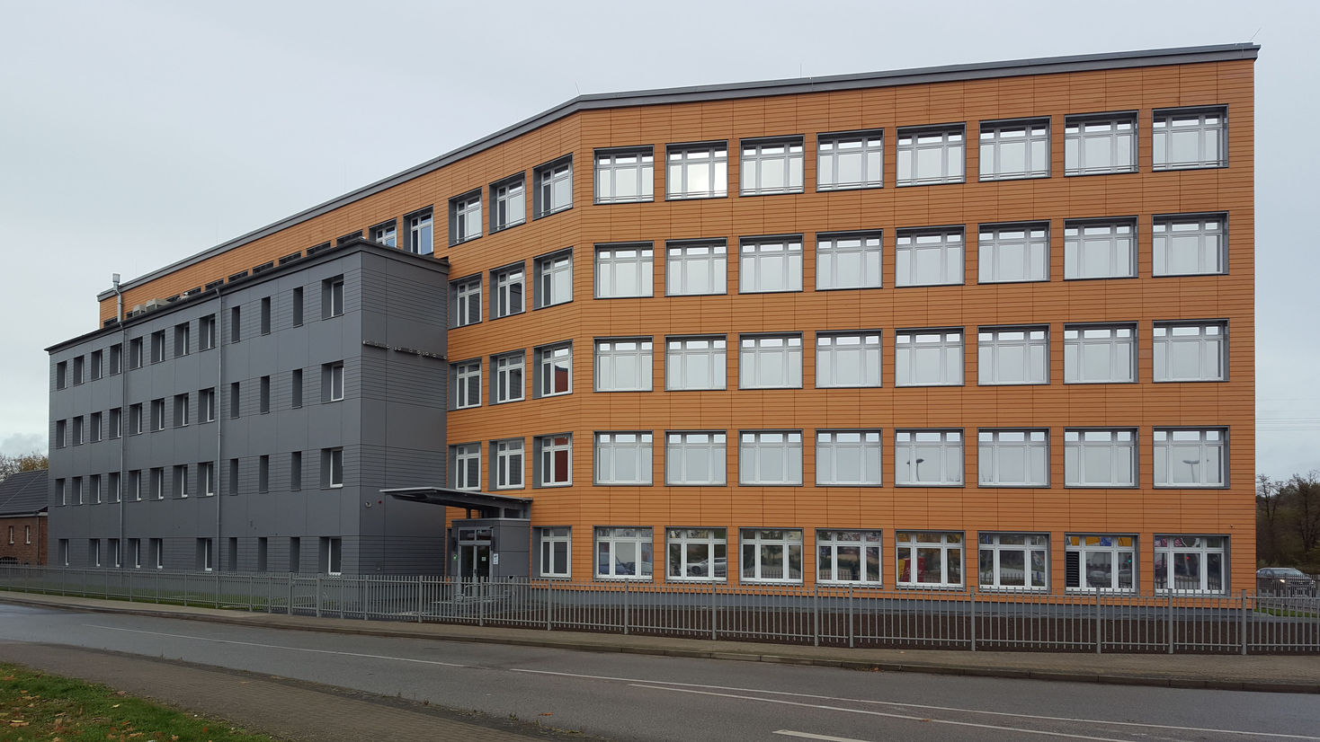 Ansicht des Verwaltungs- und Laborgebäudes mit wärmegedämmter und hinterlüfteter Plattenfassade © 2019 Betrieb für Bau und Liegenschaften Mecklenburg-Vorpommern