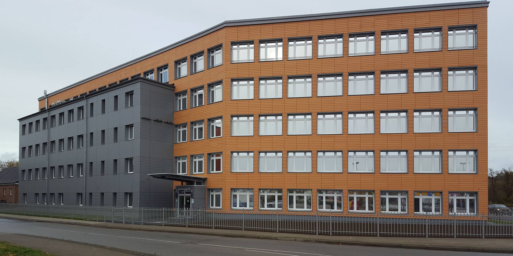 Ansicht des Verwaltungs- und Laborgebäudes mit wärmegedämmter und hinterlüfteter Plattenfassade © 2019 Betrieb für Bau und Liegenschaften Mecklenburg-Vorpommern