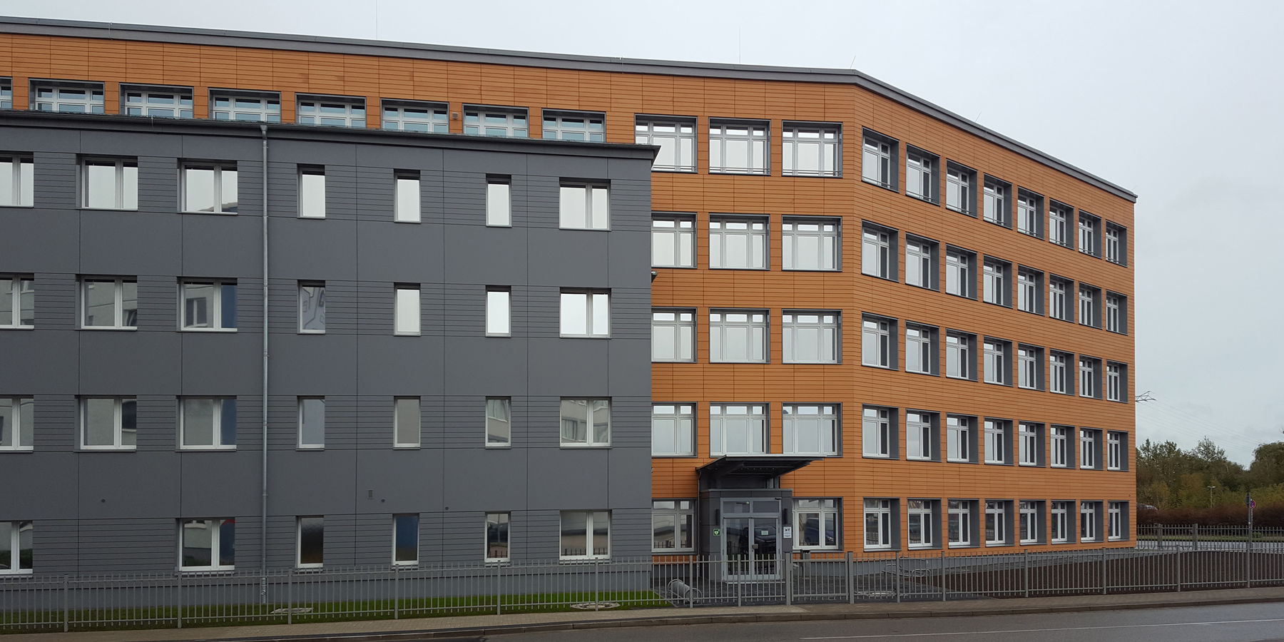 Ansicht des Verwaltungs- und Laborgebäudes mit wärmegedämmter und hinterlüfteter Plattenfassade © 2019 Betrieb für Bau und Liegenschaften Mecklenburg-Vorpommern