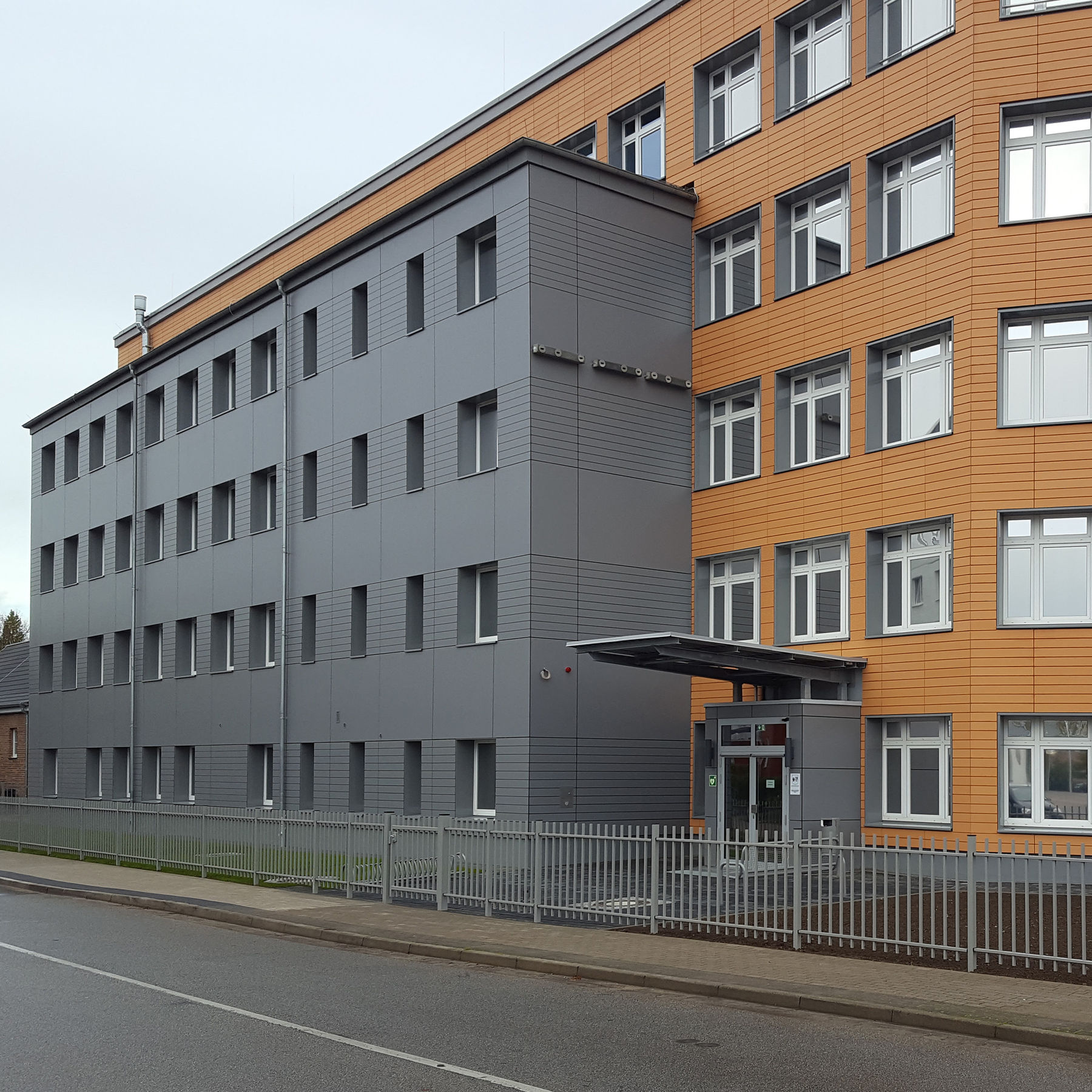 Blick auf die sanierte Fassade mit dem vorspringenden Laborvorbau und dem Haupteingang des Verwaltungsgebäudes © 2019 Betrieb für Bau und Liegenschaften Mecklenburg-Vorpommern