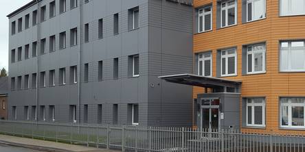 Blick auf die sanierte Fassade mit dem vorspringenden Laborvorbau und dem Haupteingang des Verwaltungsgebäudes © 2019 Betrieb für Bau und Liegenschaften Mecklenburg-Vorpommern