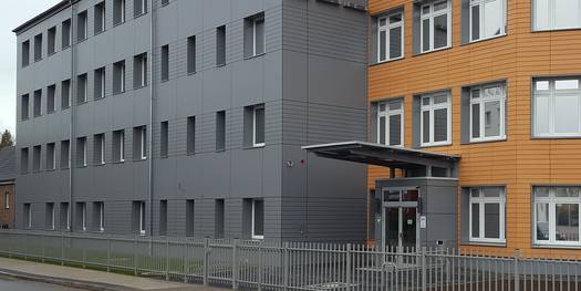 Blick auf die sanierte Fassade mit dem vorspringenden Laborvorbau und dem Haupteingang des Verwaltungsgebäudes © 2019 Betrieb für Bau und Liegenschaften Mecklenburg-Vorpommern