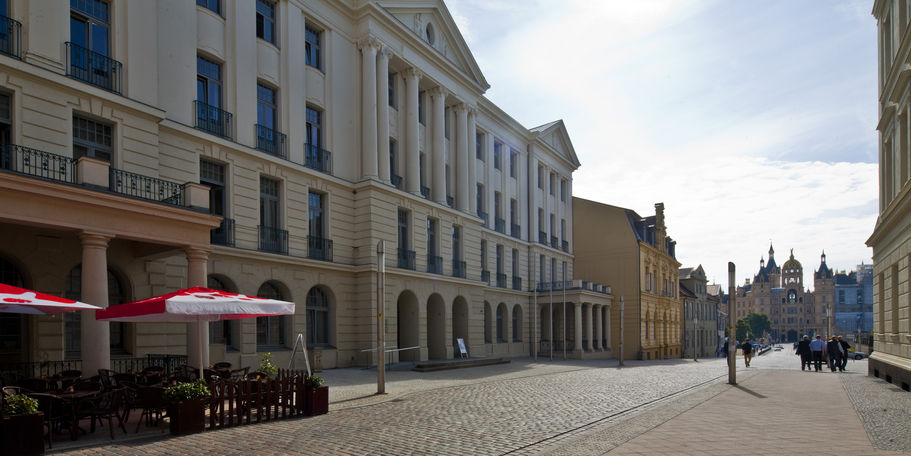 Dienstgebäude des Finanzministeriums Mecklenburg-Vorpommern in der Schloßstraße in der Landeshauptstadt Schwerin. Zur Staatlichen Bau- und Liegenschaftsverwaltung gehört die Abteilung 4 im Finanzministerium und bis Ende 2019 der BBL M-V und ab 2020 anstel © 2013 Betrieb für Bau und Liegenschaften Mecklenburg-Vorpommern