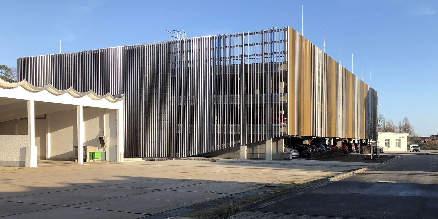 Die Parkpalette in der Hansekaserne für 210 Fahrzeuge gehört zum Bauprojekt und wird bereits genutzt. © 2019 Betrieb für Bau und Liegenschaften Mecklenburg-Vorpommern