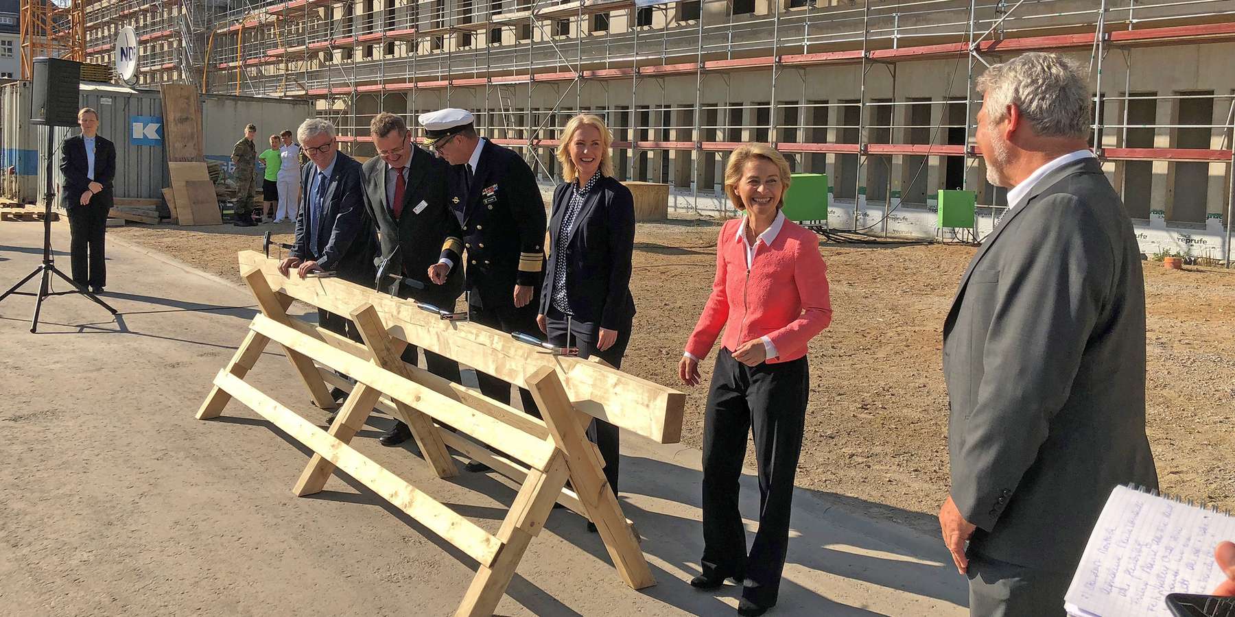 Tradition verpflichtet: Der Bauherr treibt mit späterem Nutzer die letzten Nägel in den Dachsparren ein. Ursula von der Leyen, seinerzeit Bundesverteidigungsministerin (2. v. r.) und Ministerpräsidentin Manuela Schwesig (3. v. r.) unterstützten tatkräftig © 2019 Betrieb für Bau und Liegenschaften Mecklenburg-Vorpommern
