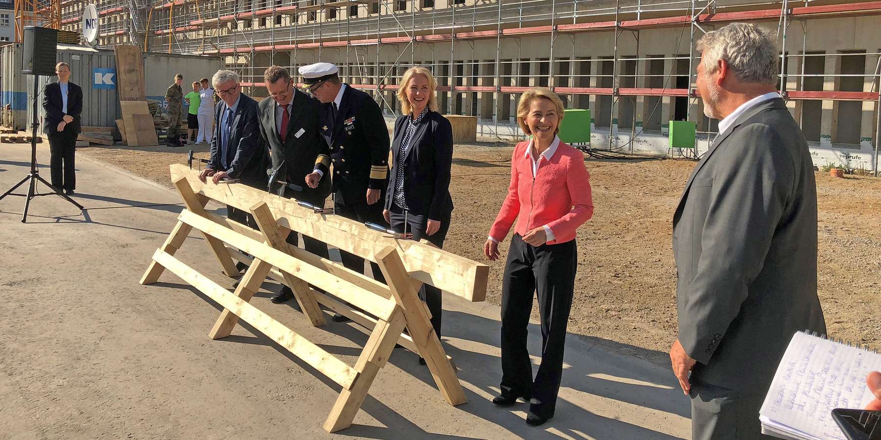 Tradition verpflichtet: Der Bauherr treibt mit späterem Nutzer die letzten Nägel in den Dachsparren ein. Ursula von der Leyen, seinerzeit Bundesverteidigungsministerin (2. v. r.) und Ministerpräsidentin Manuela Schwesig (3. v. r.) unterstützten tatkräftig © 2019 Betrieb für Bau und Liegenschaften Mecklenburg-Vorpommern