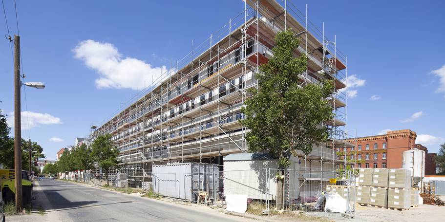 Der Richtkranz wurde am 12. August 2019 gefeiert. Bis 2021 wird das Gebäude an der Brinkstraße fertig sein. © 2019 Betrieb für Bau und Liegenschaften Mecklenburg-Vorpommern