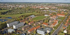 Von oben betrachtet: Das Areal der Fachhochschule für öffentliche Verwaltung, Polizei und Rechtspflege in Güstrow. Im Hintergrund sind das Schloss mit Schlossgarten sowie das Amtsgericht Güstrow zu sehen. © 2019 Jens Tirgrath, copter-drone