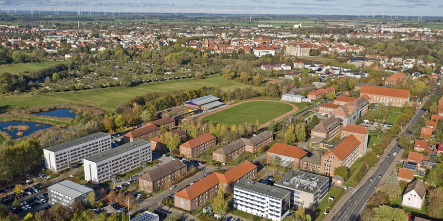 Von oben betrachtet: Das Areal der Fachhochschule für öffentliche Verwaltung, Polizei und Rechtspflege in Güstrow. Im Hintergrund sind das Schloss mit Schlossgarten sowie das Amtsgericht Güstrow zu sehen. © 2019 Jens Tirgrath, copter-drone