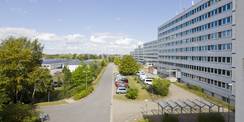 Aufstellung! Blick auf die West-Fassade des Behördenzentrums an der Neustrelitzer Straße im September 2019. © 2019 Betrieb für Bau und Liegenschaften Mecklenburg-Vorpommern