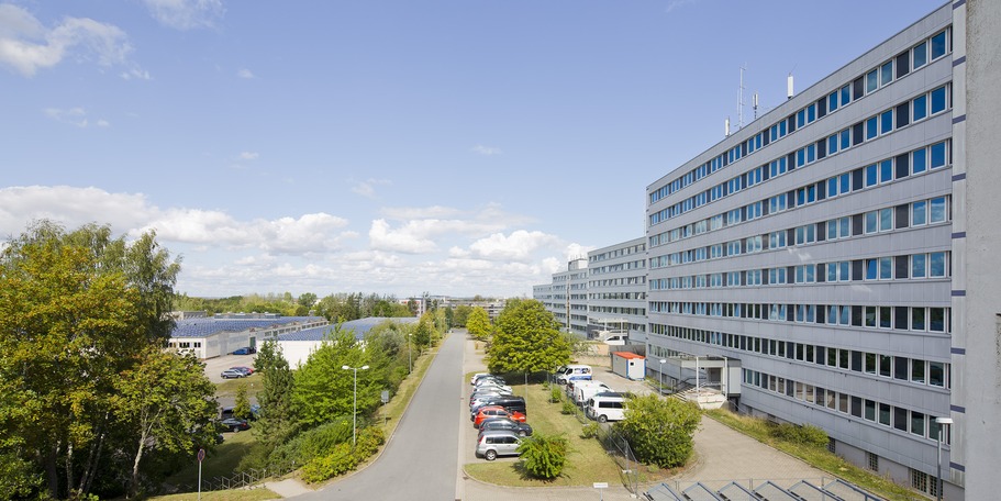 Aufstellung! Blick auf die West-Fassade des Behördenzentrums an der Neustrelitzer Straße im September 2019. © 2019 Betrieb für Bau und Liegenschaften Mecklenburg-Vorpommern