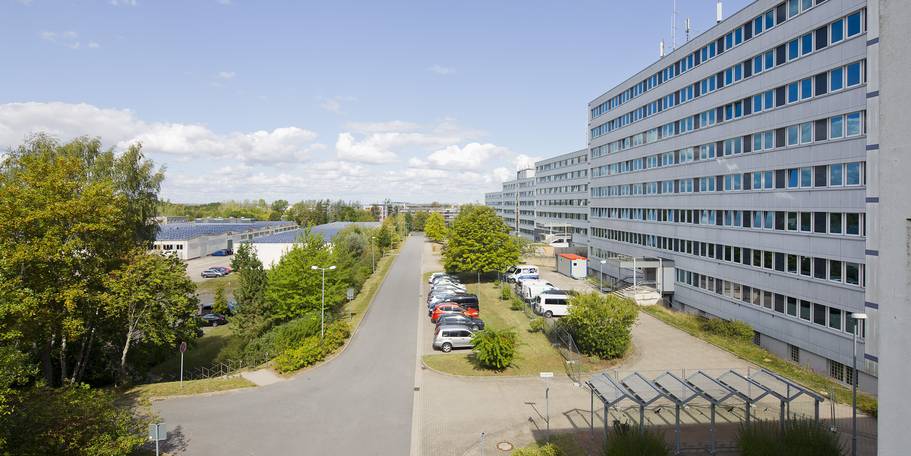 Aufstellung! Blick auf die West-Fassade des Behördenzentrums an der Neustrelitzer Straße im September 2019. © 2019 Betrieb für Bau und Liegenschaften Mecklenburg-Vorpommern