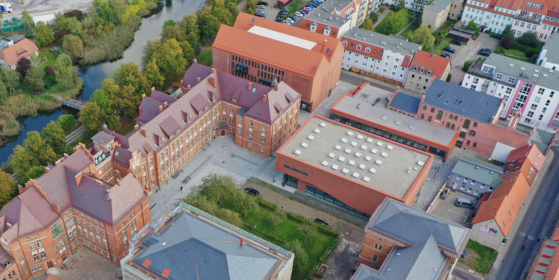Kann sich sehen lassen! Der historische, medizinisch genutzte Campus ist in den letzten Jahren mit umfangreichen Investitionen des Landes M-V sowie der Uni für die Geisteswissenschaften hergerichtet. © 2019 Universität Greifswald