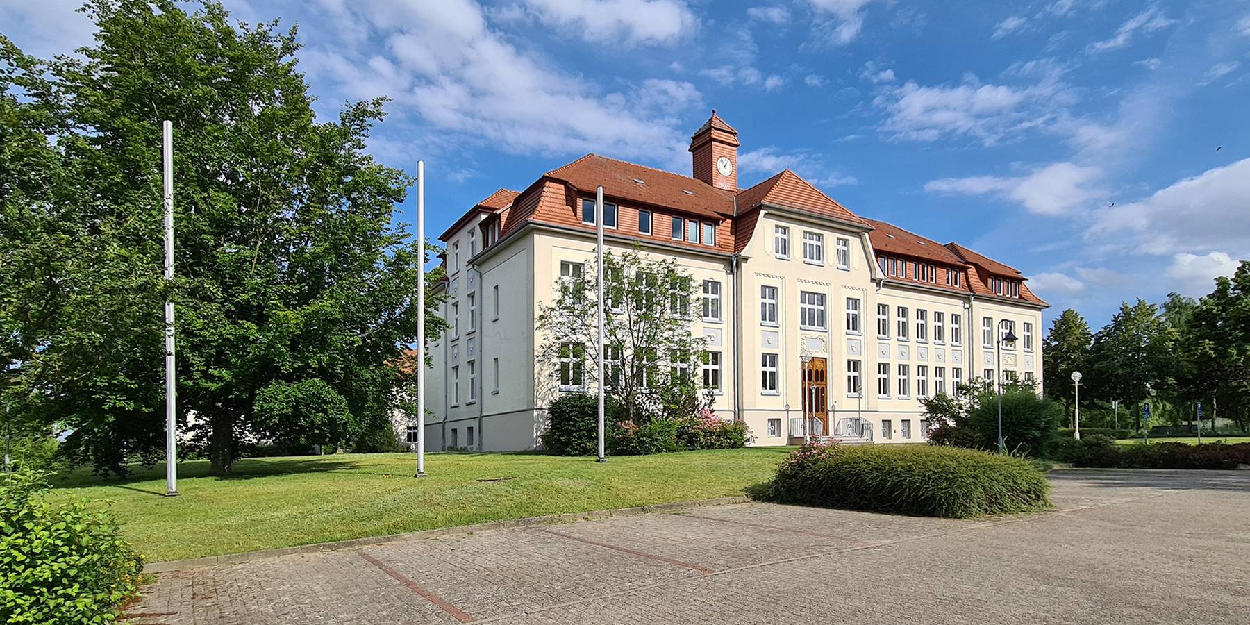 Landesbauamt Neubrandenburg, BBL M-V Geschäftsbereich Neubrandenburg und jetzt Staatliches Bau- und Liegenschaftsamt Neubrandenburg - seit 1991 werden hier die Aufgaben im staatlichen Hochbau für Bund und Land und seit 2003 zusätzlich die liegenschaftsbez © 2020 Heike Engel, SBL Neubrandenburg