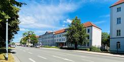 In der Werderstraße 4 ist das SBL untergebracht. Das Gebäude war bis zur politischen Wende in den 1990er Jahren Teil der Werderkaserne und wurde seit seiner Erbauung 1870 militärisch genutzt. © 2020 Christian Hoffmann, FM MV