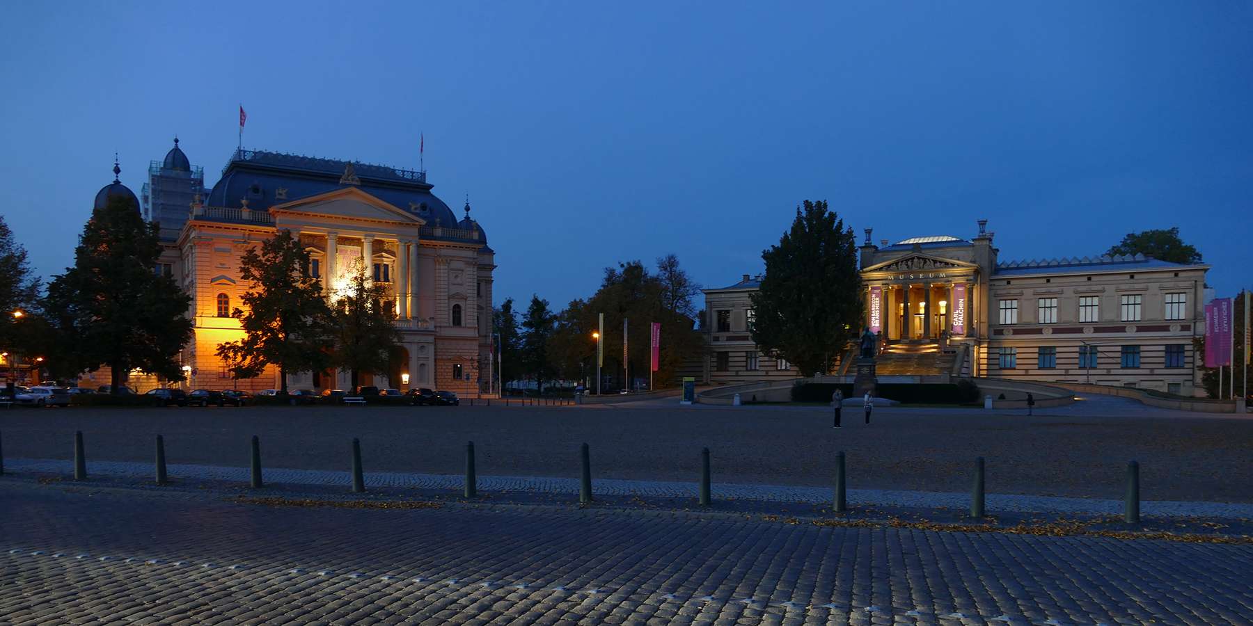 Mecklenburgisches Staatstheater und Staatliches Museum Schwerin by night. © 2020 Staatliches Bau- und Liegenschaftsamt Schwerin