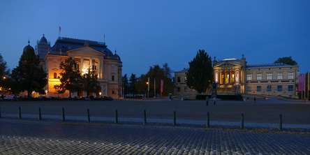 Mecklenburgisches Staatstheater und Staatliches Museum Schwerin by night. © 2020 Staatliches Bau- und Liegenschaftsamt Schwerin