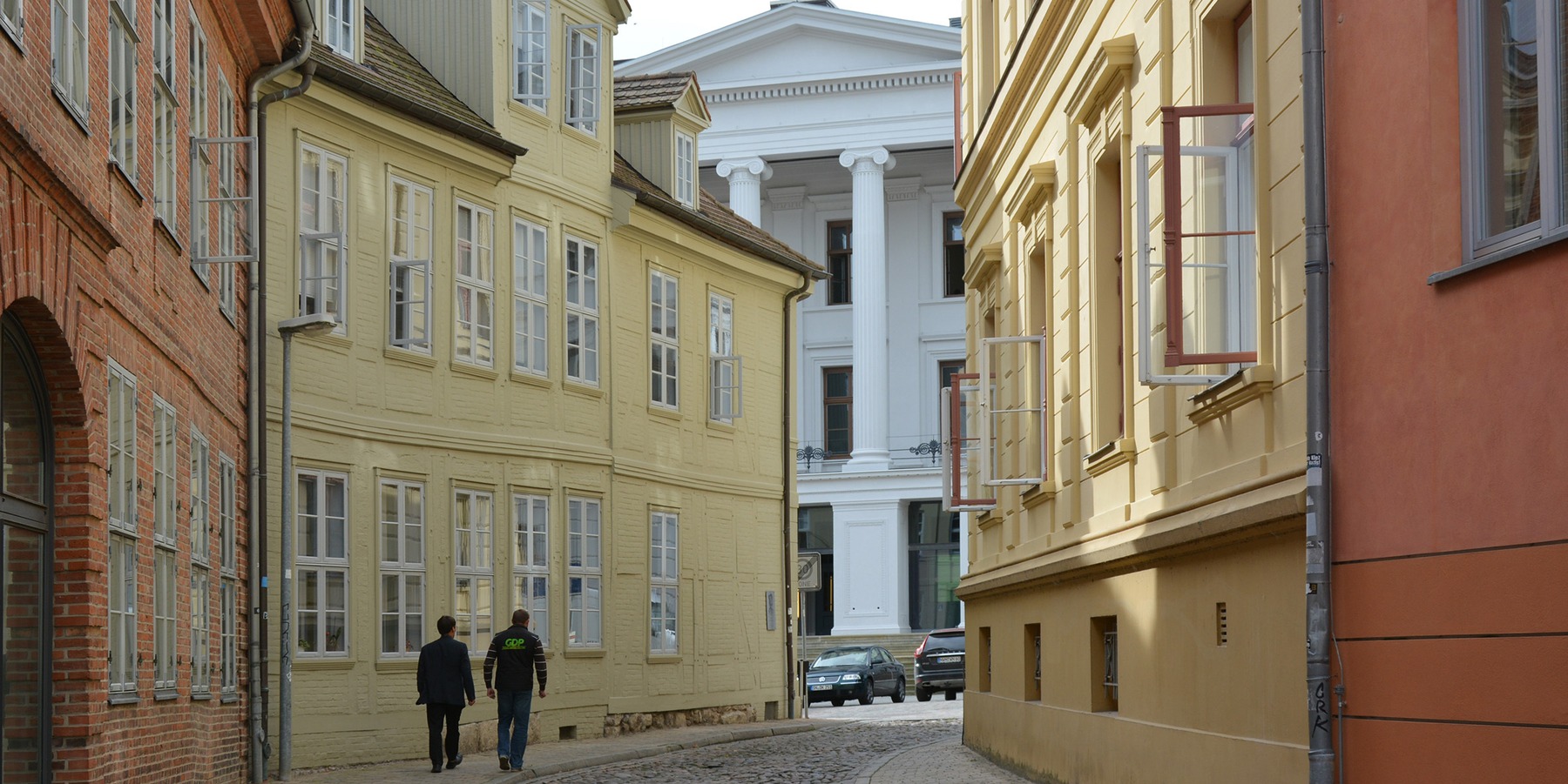 Durch diese Gasse muss man gehen - dann gelangt man zum Kollegiengebäude. © 2020 Staatliches Bau- und Liegenschaftsamt Schwerin