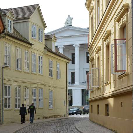 Auf dem Weg zum Kollegiengebäude I, einem Teil des UNESCO-Welterbes © 2020 Staatliches Bau- und Liegenschaftsamt Schwerin