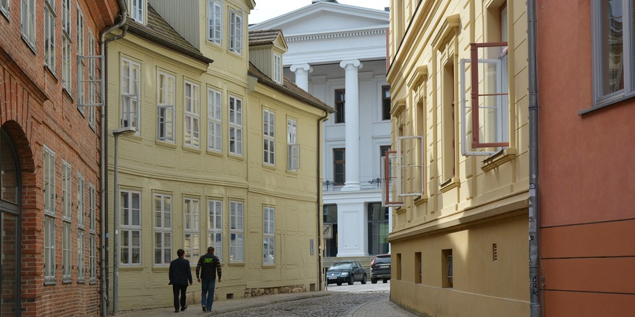 Durch diese Gasse muss man gehen - dann gelangt man zum Kollegiengebäude. © 2020 Staatliches Bau- und Liegenschaftsamt Schwerin