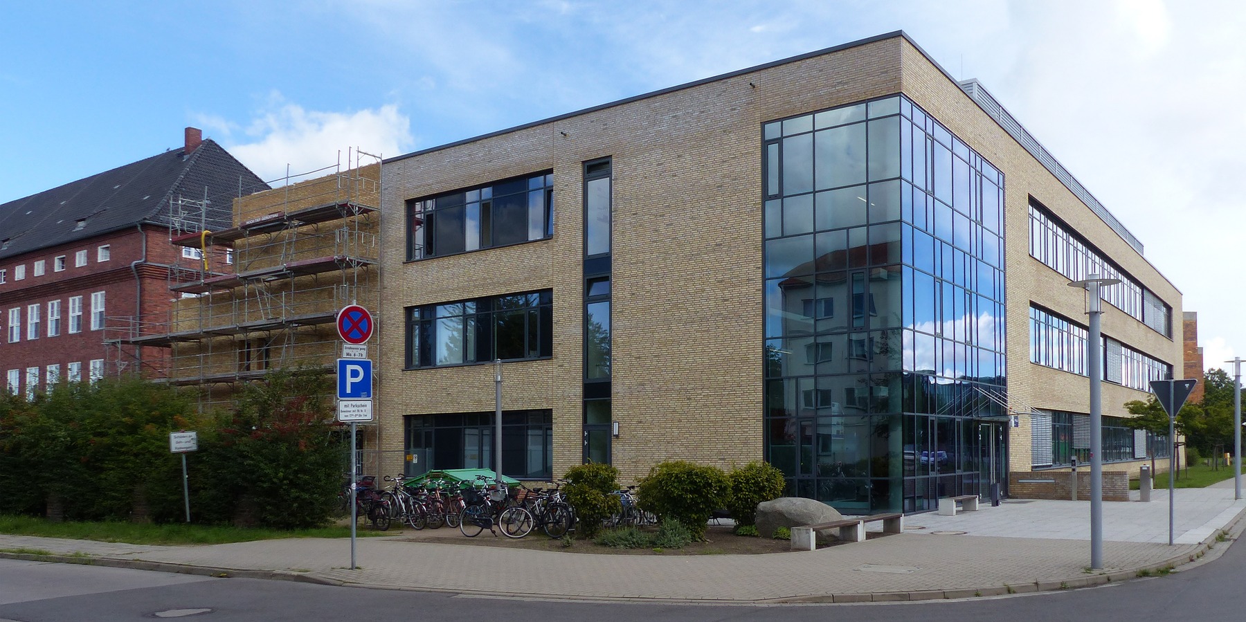 Blick von Süden (Fleischmannstraße) - der Neubau schließt direkt an den Bestand Forschungscluster III an © 2020 SBL Greifswald