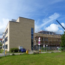 Blick von Nordosten auf den 2-geschossigen Neubau des Forschungsclusters IIIa © 2020 SBL Greifswald
