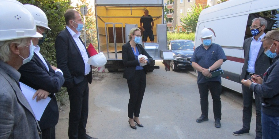 Begrüßung aller Anwesenden, v.l.: Architekt Herr Jansen vom Büro tsj, Leiter der Abteilung 4 im FM M-V Stefan Wenzl, Staatssekretär Heiko Miraß, Kaufmännischer Vorstand der UMG Frau Marie Le Claire, Projektleiter SBL Greifswald Norbert Bartsch, Leiter des © 2020 SBL Greifswald