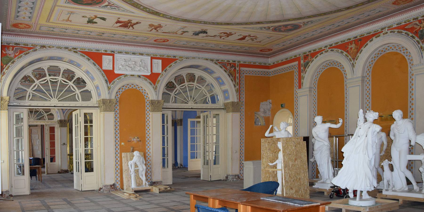 Blick in den Gelben Saal – Die demontierten Skulpturen werden sicher verpackt. © 2020 SBL Neubrandenburg